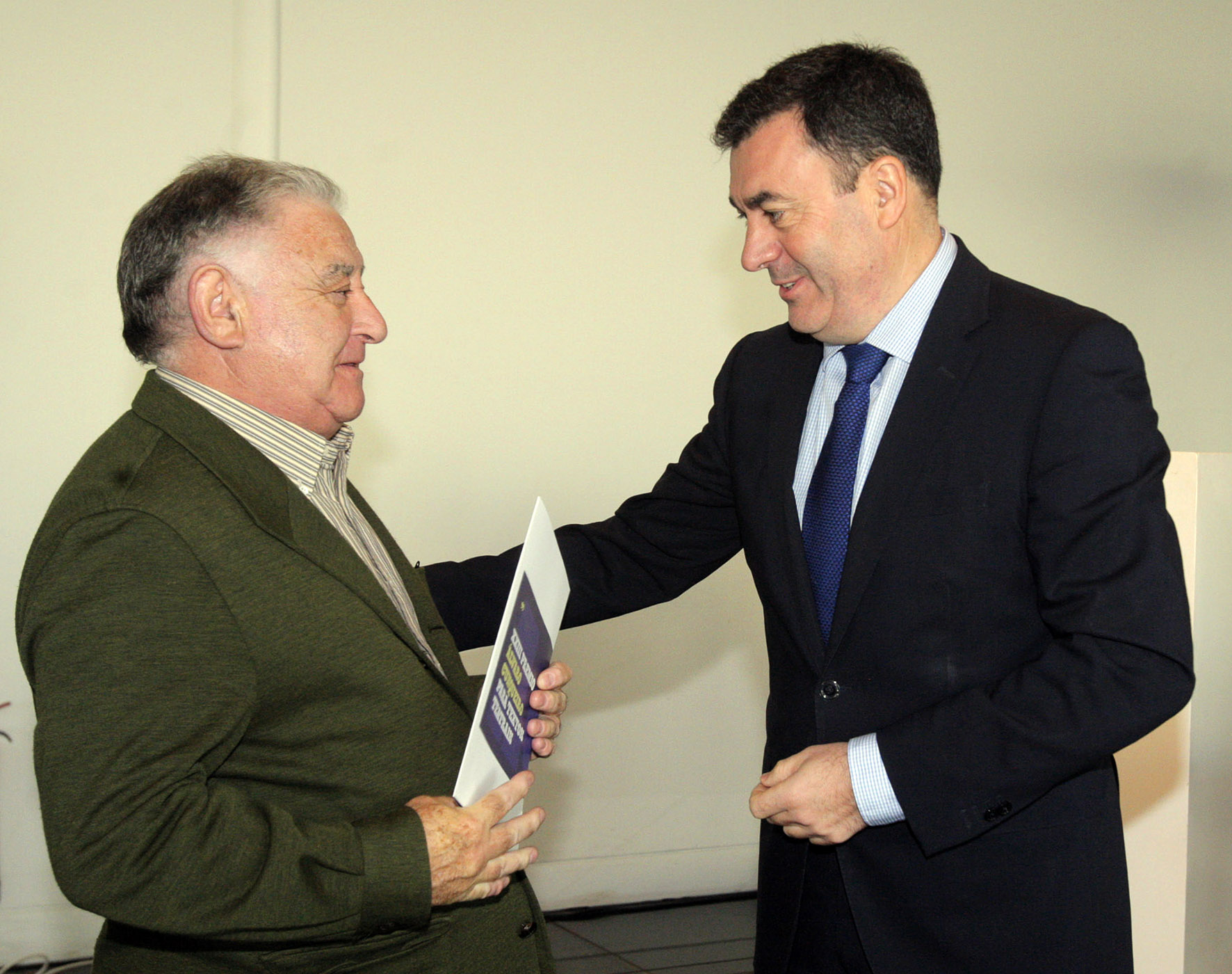 Manuel Lourenzo recibe o premio Álvaro Cunqueiro de mans de Román Rodríguez, conselleiro de Cultura